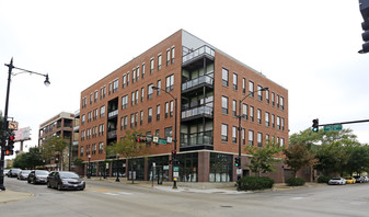 Corner Retail Space For Lease on Halsted - Services immobiliers commerciaux