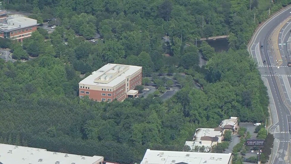 6300 Hospital Pky, Johns Creek, GA à louer - Vidéo aérienne - Image 2 de 5