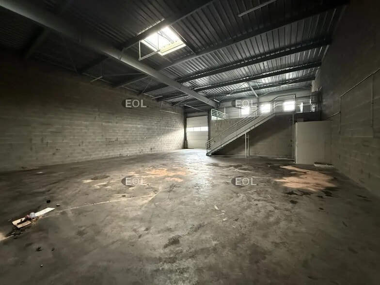 Flex in Croissy-Beaubourg for lease - Interior Photo - Image 2 of 5