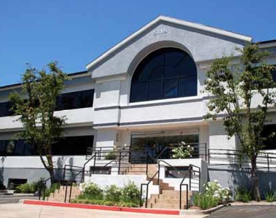 5115 Clareton Dr, Agoura Hills, CA à louer - Photo du bâtiment - Image 3 de 19