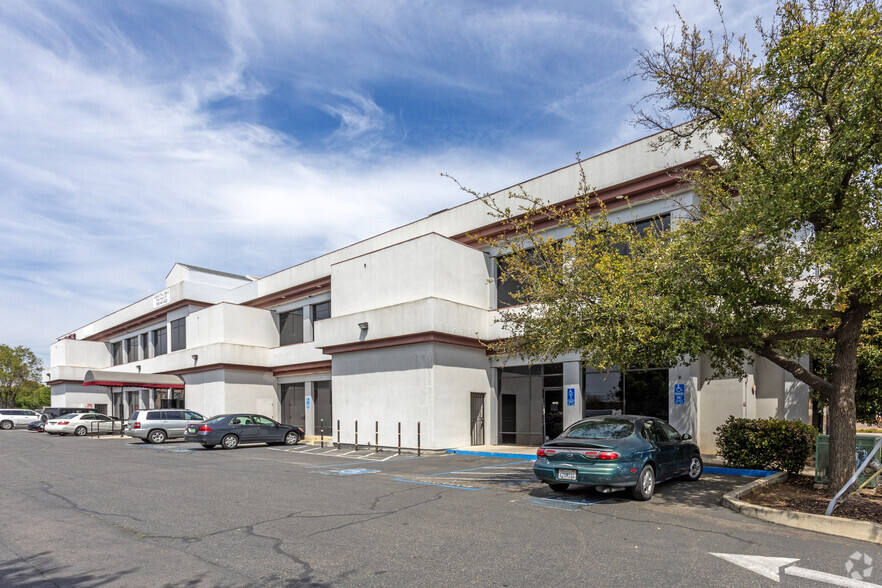 6769 N Fresno St, Fresno, CA for lease - Building Photo - Image 2 of 27