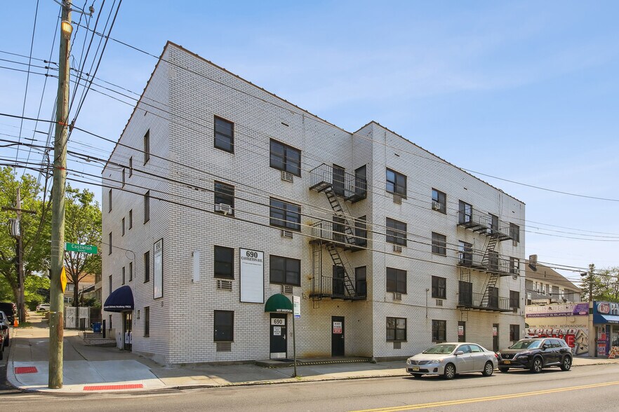 690 Castleton Ave, Staten Island, NY à louer - Photo du bâtiment - Image 3 de 20