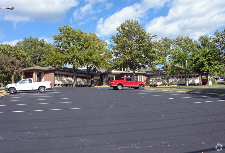 2850 W Clay St, Saint Charles, MO for sale - Building Photo - Image 3 of 10