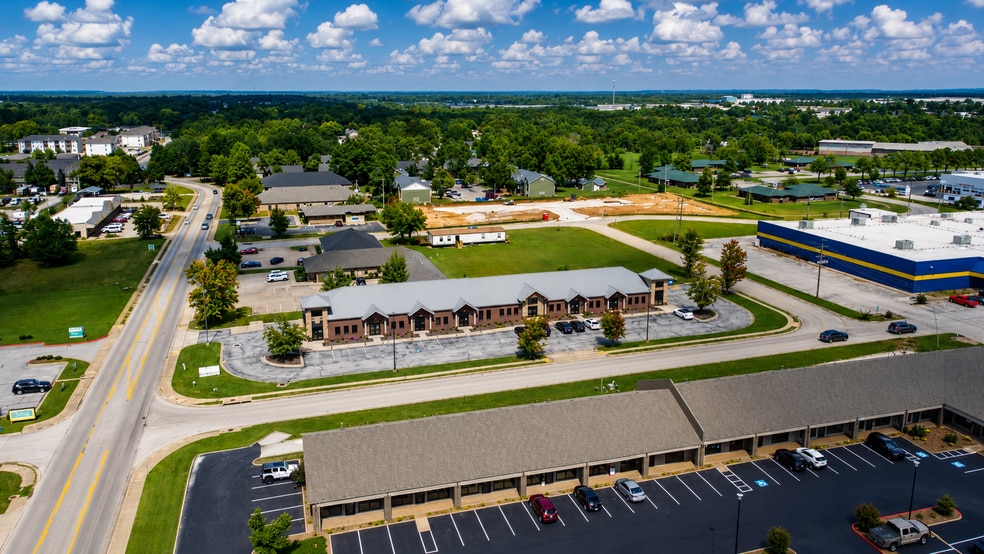 2323 W Chestnut St, Rogers, AR for lease - Building Photo - Image 2 of 7