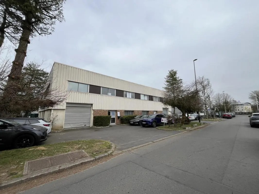 Flex in Les Ulis for lease Building Photo- Image 1 of 11