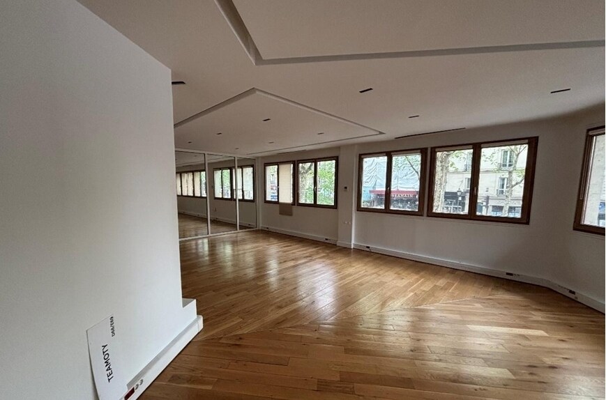 96 Boulevard Barbès, Paris for lease - Interior Photo - Image 2 of 5