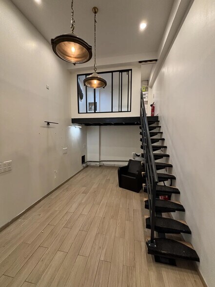 95 Rue De Passy, Paris for lease - Interior Photo - Image 2 of 8