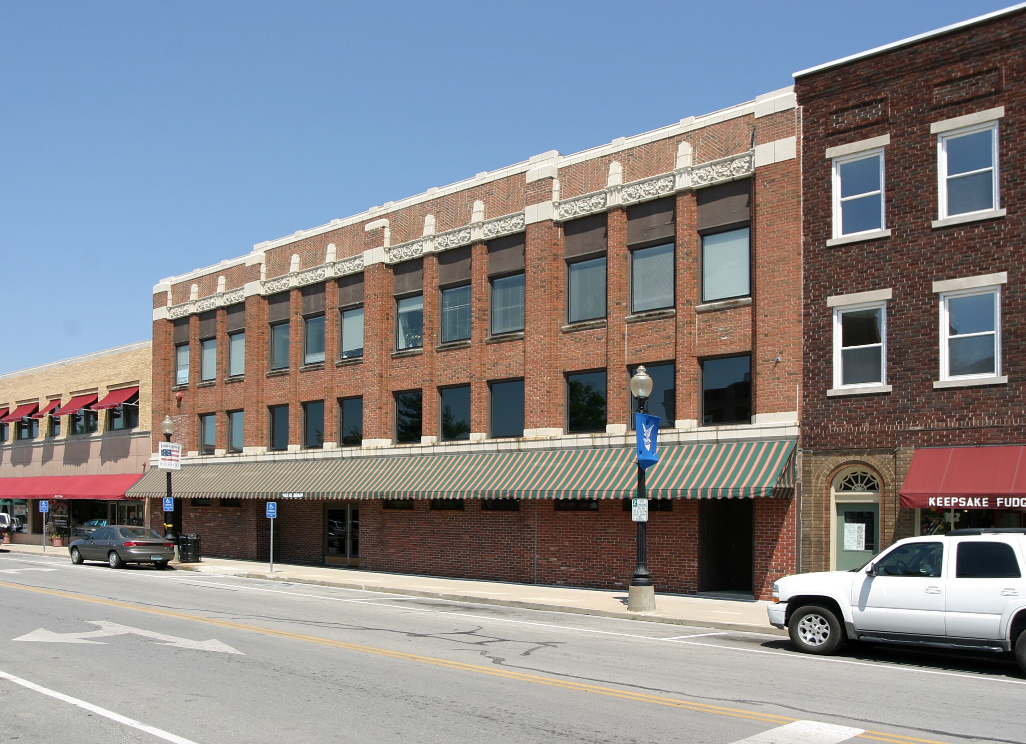 103 N Main St, Independence, MO à louer Photo principale- Image 1 de 2