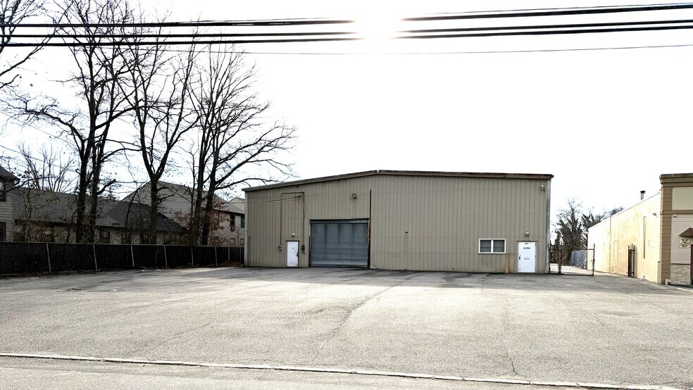 750 S Railroad Ave, West Babylon, NY à vendre - Photo du bâtiment - Image 1 de 8