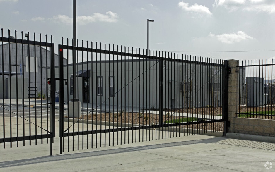 10541-10641 Mulberry Ave, Fontana, CA for lease - Primary Photo - Image 1 of 2