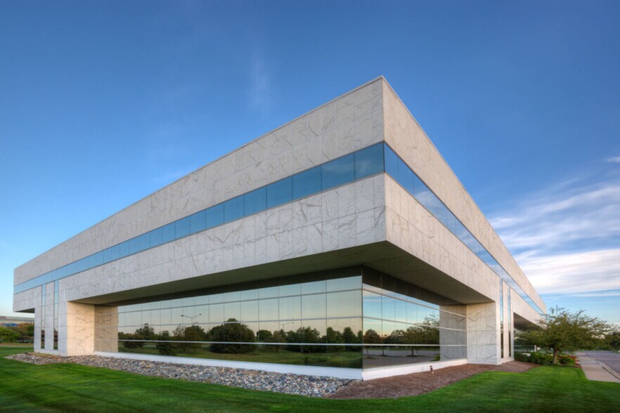 5750 New King St, Troy, MI à louer - Photo du bâtiment - Image 2 de 7