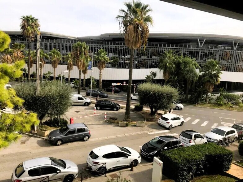 Office in Saint-Laurent-du-Var for lease - Building Photo - Image 2 of 16