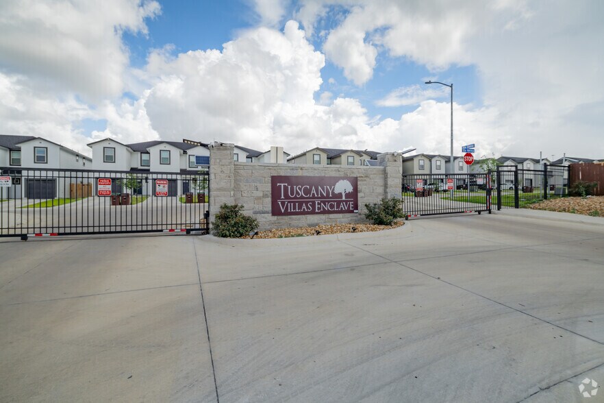 8302 Via Verona, San Antonio, TX à vendre - Photo du bâtiment - Image 3 de 17