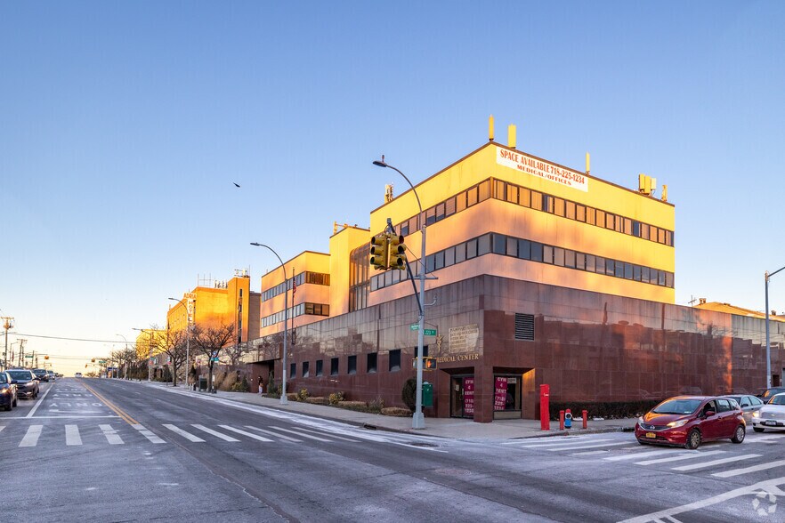 222-15 Northern Blvd, Bayside, NY à louer - Photo du bâtiment - Image 2 de 5