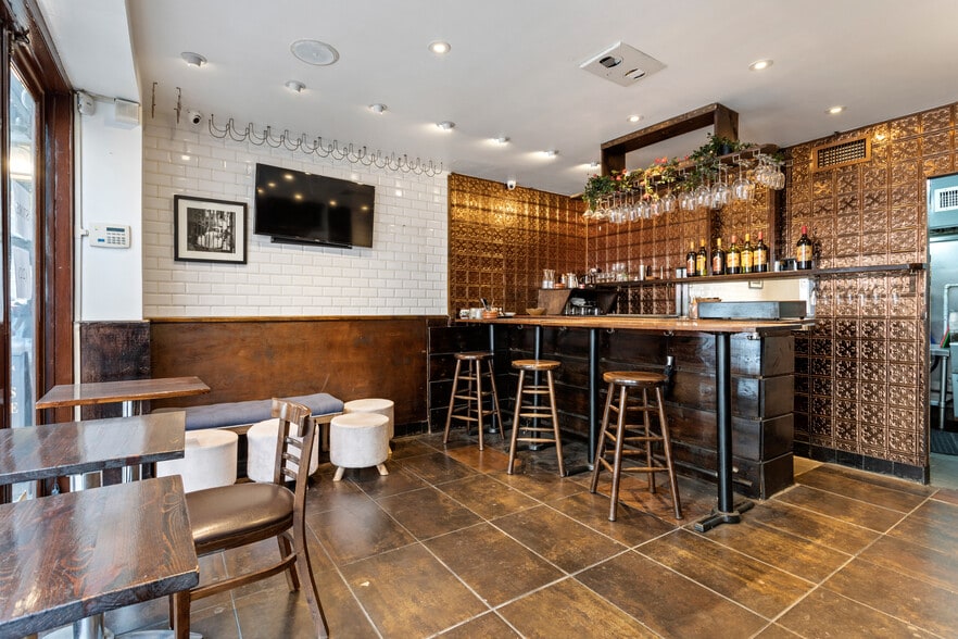 300 E 52nd St, New York, NY for lease - Interior Photo - Image 2 of 4