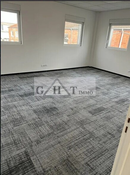 Bureau dans Villeneuve-la-Garenne à louer - Photo du bâtiment - Image 3 de 4