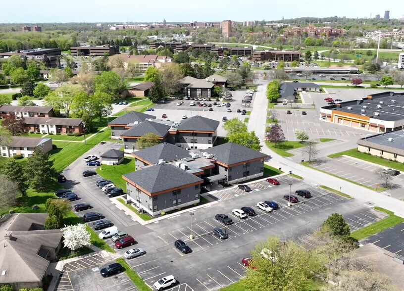 200 & 300 White Spruce Blvd portefeuille de 2 propriétés à vendre sur LoopNet.ca - Photo du bâtiment - Image 1 de 5