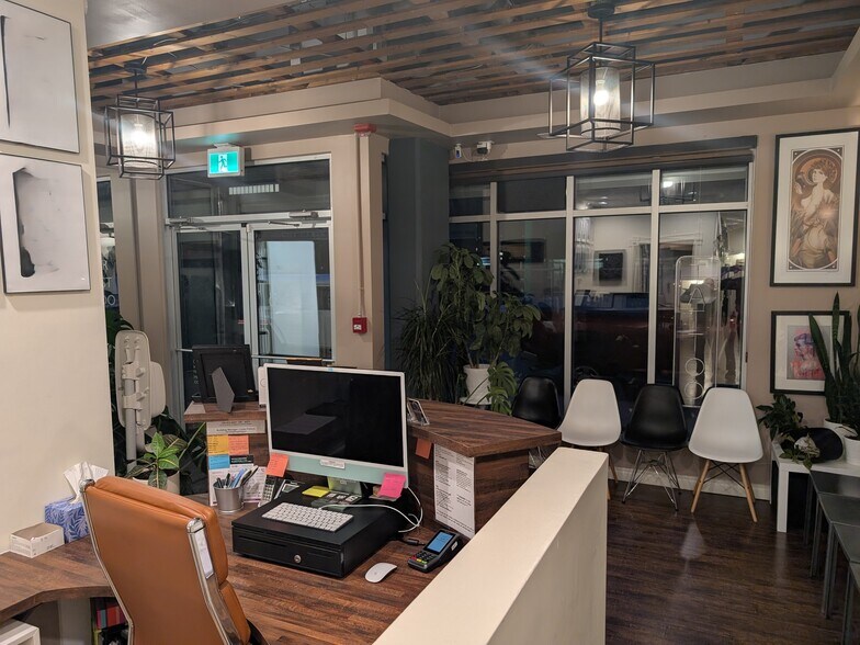 10416 81st Ave NW, Edmonton, AB à vendre - Photo du bâtiment - Image 3 de 7