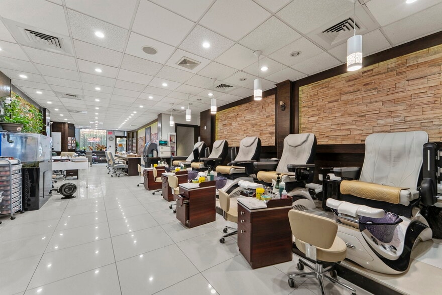 10 Christopher St, New York, NY for lease - Interior Photo - Image 2 of 7