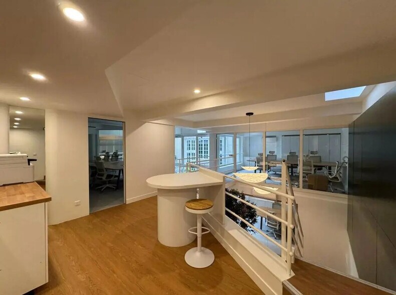 8 Rue De Lévis, Paris for lease - Building Photo - Image 3 of 11