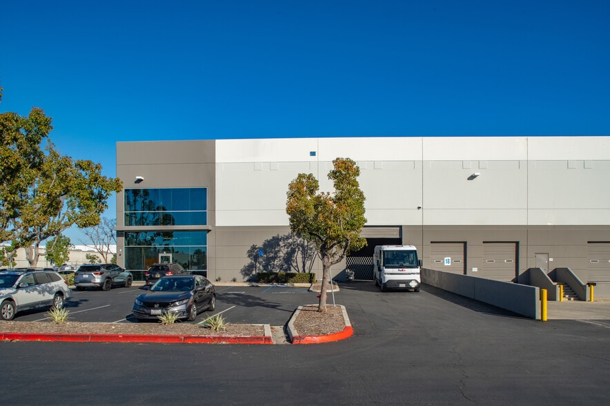 2051 Raymer Ave, Fullerton, CA à louer - Photo du bâtiment - Image 2 de 8