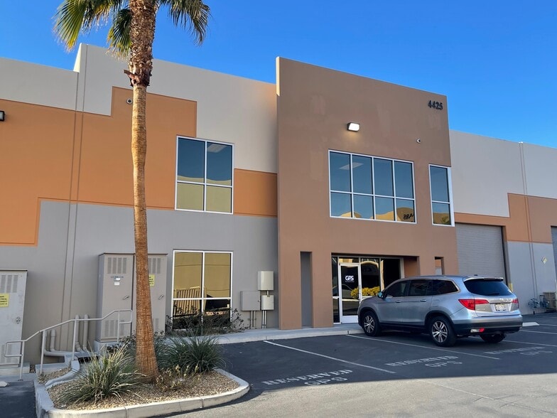 4425 Sunset Rd, Las Vegas, NV à louer - Photo du bâtiment - Image 1 de 2