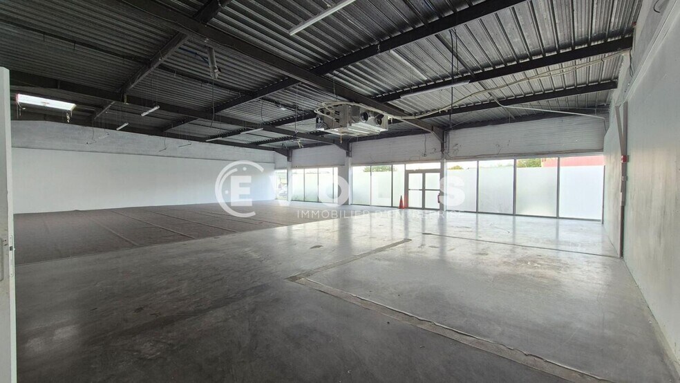 Retail in Mareuil Les Meaux for lease - Interior Photo - Image 1 of 8