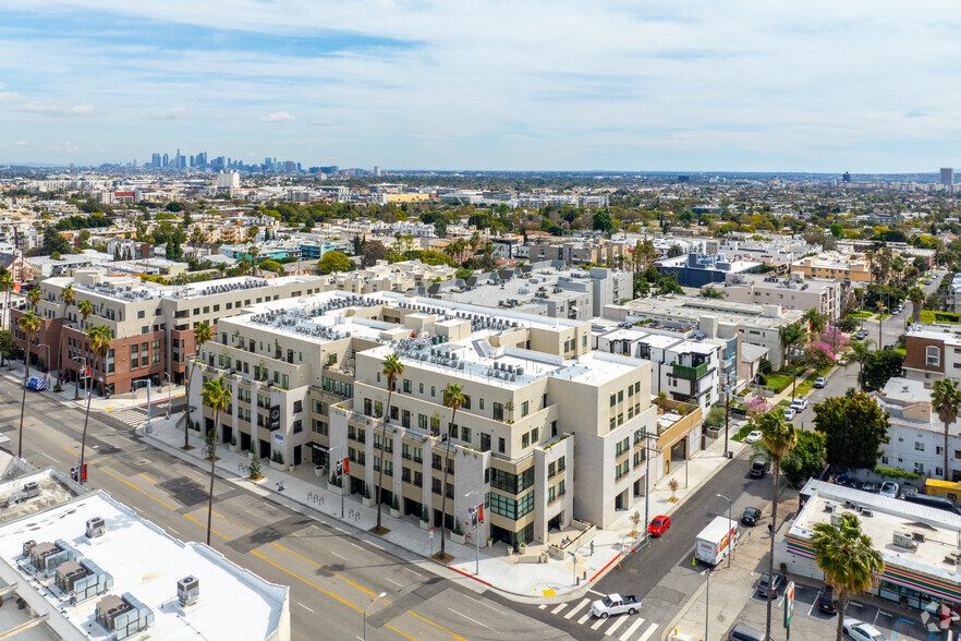 7566 W Sunset Blvd, Los Angeles, CA à louer - Photo du bâtiment - Image 3 de 7