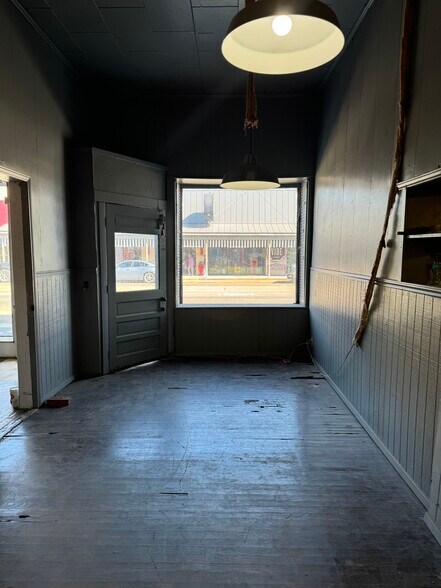 221 S Main St, Mcgregor, TX for lease - Building Photo - Image 3 of 4