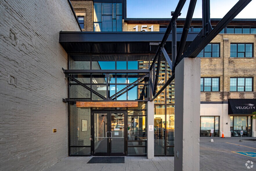 121-151 Charles St W, Kitchener, ON à louer - Photo du bâtiment - Image 3 de 4