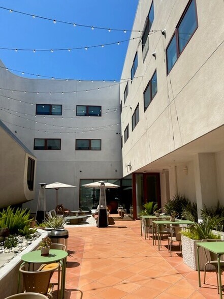 5170 W Adams Blvd, Los Angeles, CA à louer - Photo du bâtiment - Image 2 de 4