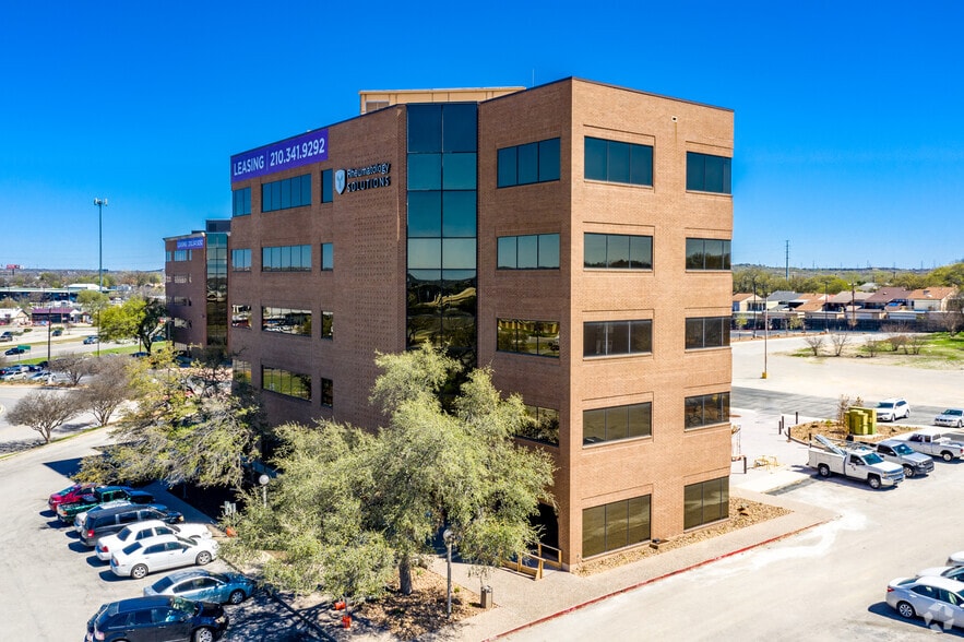 8930 Fourwinds Dr, San Antonio, TX à louer - Photo du bâtiment - Image 2 de 3