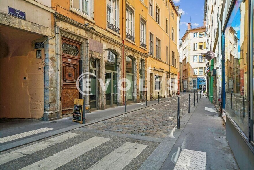 30 Rue Sergent Blandan, Lyon à vendre - Photo du bâtiment - Image 2 de 13