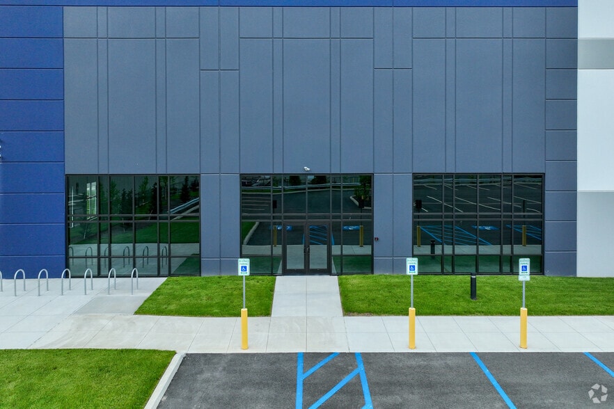211 Highland St, East Bridgewater, MA for lease - Building Photo - Image 3 of 9