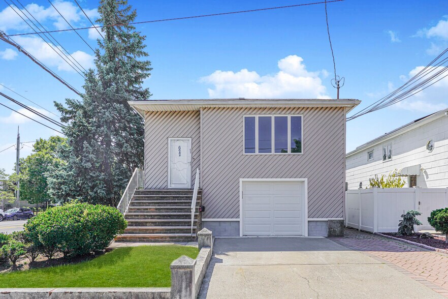 622 Barlow Ave, Staten Island, NY à vendre - Photo du bâtiment - Image 2 de 31