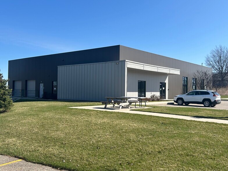 5989 Tahoe Dr SE, Grand Rapids, MI à vendre - Photo du bâtiment - Image 2 de 37