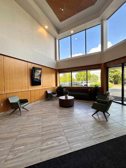 24725 W 12 Mile Rd, Southfield, MI for lease - Interior Photo - Image 3 of 7