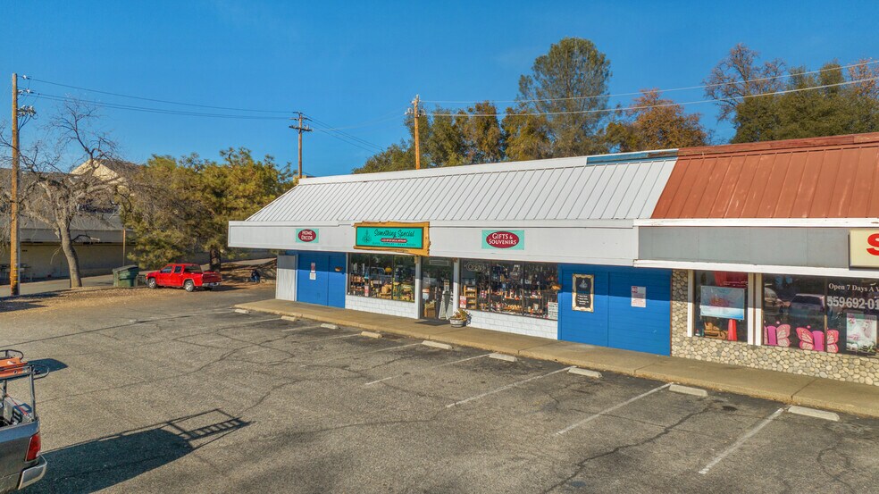 40120 Hwy 41, Oakhurst, CA à vendre - Photo du bâtiment - Image 2 de 10