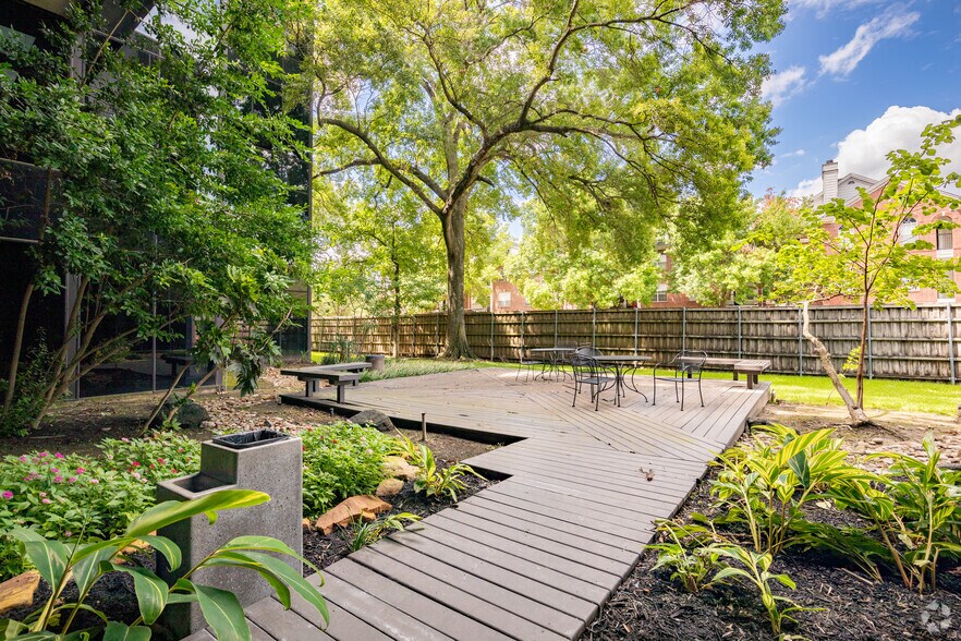1811 Bering Dr, Houston, TX à louer - Photo du bâtiment - Image 3 de 31