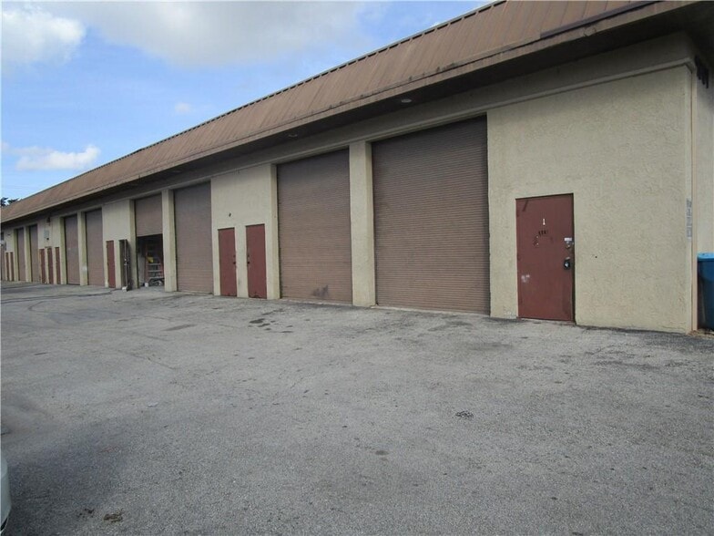 1901 NW 32nd St, Pompano Beach, FL à louer - Photo du bâtiment - Image 3 de 4
