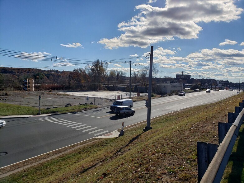 1074 Wolcott St, Waterbury, CT à vendre - Autre - Image 2 de 4