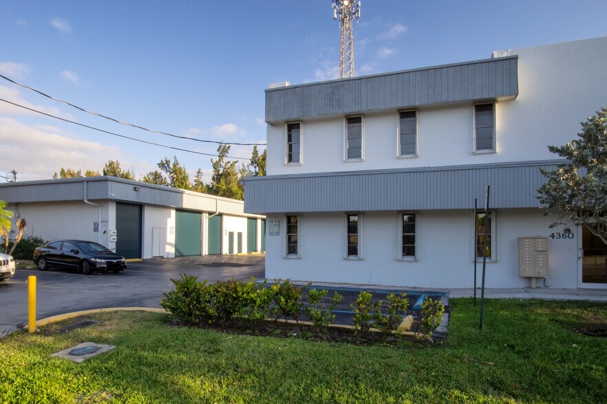4202-4214 Peters Rd, Fort Lauderdale, FL à louer - Photo du bâtiment - Image 3 de 4
