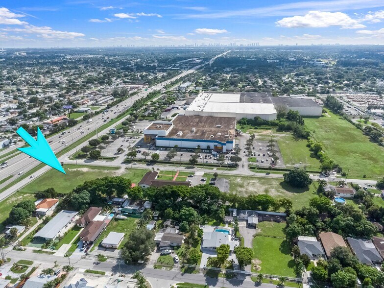 16600 NW 44th Ct, Opa Locka, FL à louer - Photo du bâtiment - Image 3 de 18