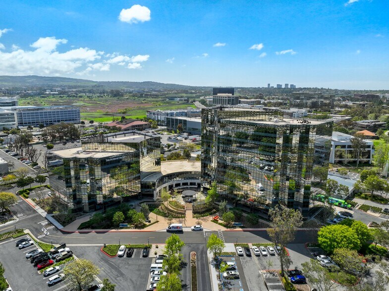 5000 Birch St, Newport Beach, CA à louer - Photo du bâtiment - Image 3 de 27