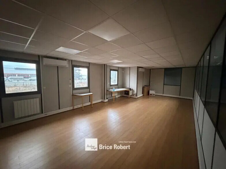 205 Avenue Franklin Roosevelt, Décines-Charpieu for lease - Interior Photo - Image 2 of 6