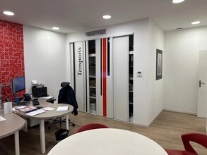 Retail in Marseille for lease Interior Photo- Image 2 of 3