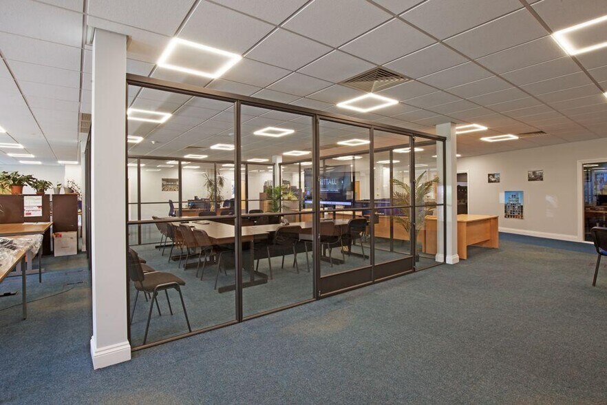 4 Freebournes Rd, Witham à vendre - Photo du bâtiment - Image 3 de 12