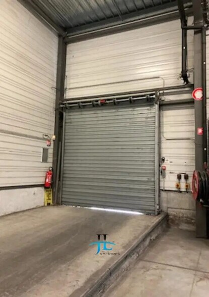 Industrial in Le Haillan for lease - Interior Photo - Image 2 of 3