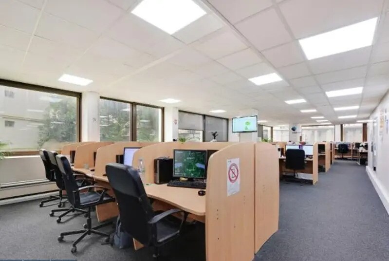 Office in Saint-Cloud for lease - Interior Photo - Image 2 of 8