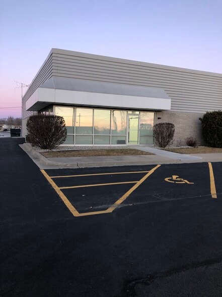 265-281 N Industrial Dr, Bradley, IL for lease - Building Photo - Image 2 of 8